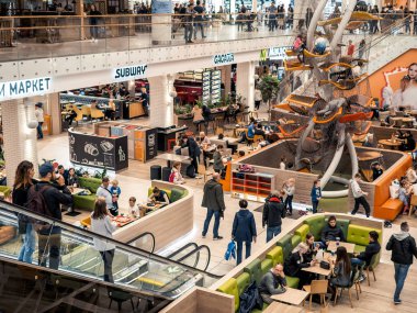 Kazan, Rusya - 5 Mayıs 2019. Mega alışveriş merkezi. Delicious Boulevard İnsanlar - gıda mahkeme