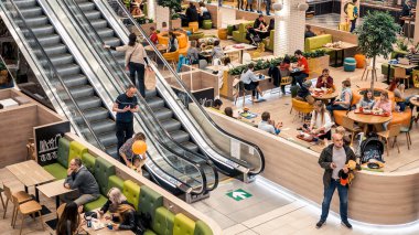 Kazan, Rusya - 5 Mayıs 2019. Mega alışveriş merkezi. Delicious Boulevard İnsanlar - gıda mahkeme