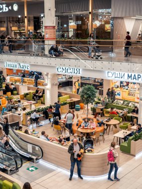 Kazan, Rusya - 5 Mayıs 2019. Mega alışveriş merkezi. Delicious Boulevard İnsanlar - gıda mahkeme