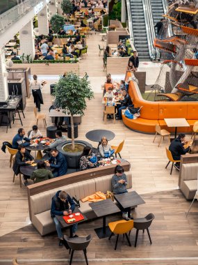 Kazan, Rusya - 5 Mayıs 2019. Mega alışveriş merkezi. Delicious Boulevard İnsanlar - gıda mahkeme