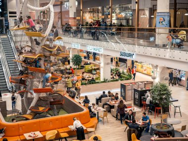 Kazan, Rusya - 5 Mayıs 2019. Mega alışveriş merkezi. Delicious Boulevard İnsanlar - gıda mahkeme