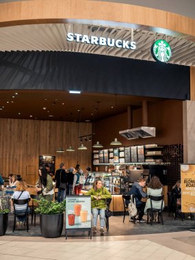 Kazan, Rusya - 5 Mayıs 2019. Mega alışveriş merkezi. Delicious Boulevard İnsanlar - gıda mahkeme