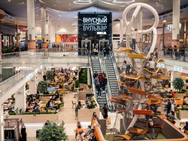 Kazan, Rusya - 5 Mayıs 2019. Mega alışveriş merkezi. Delicious Boulevard İnsanlar - gıda mahkeme