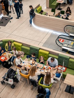 Kazan, Rusya - 5 Mayıs 2019. Mega alışveriş merkezi. Delicious Boulevard İnsanlar - gıda mahkeme