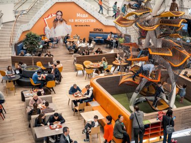 Kazan, Rusya - 5 Mayıs 2019. Mega alışveriş merkezi. Delicious Boulevard İnsanlar - gıda mahkeme