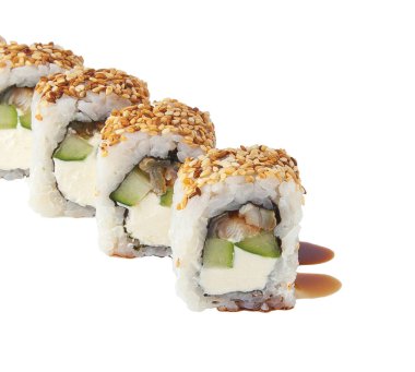 Pirinç balık peyniri ile Japon çiğ klasik suşi rulo. Izole