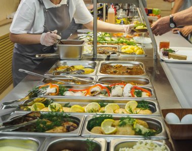 Yemekler içeren mutfak kafeterya büfesi. Self servis yemek vitrini