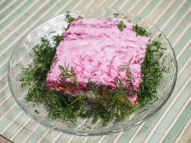 Cam plaka üzerinde kürk ceket altında ringa balığı