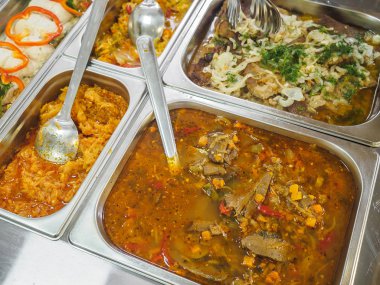 Yemekler içeren mutfak kafeterya büfesi. Self servis yemek vitrini