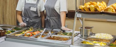 Yemekler içeren mutfak kafeterya büfesi. Self servis yemek vitrini