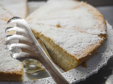 Kafeterya ekranında tabakta hindistan cevizi gevreği ile Kek