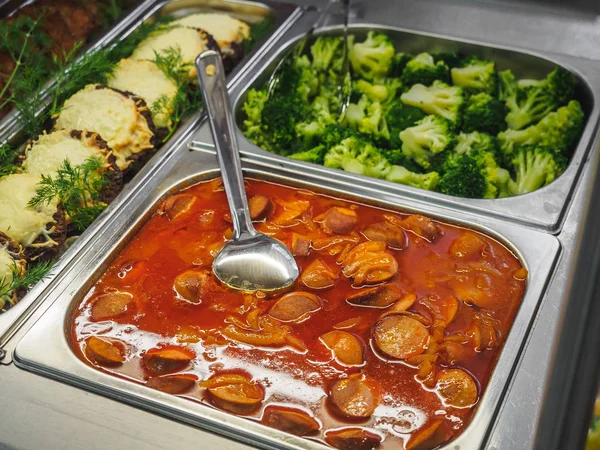 Cozinha buffet de cafetaria com comida. Mostra de exibição de comida self-service — Fotografia de Stock