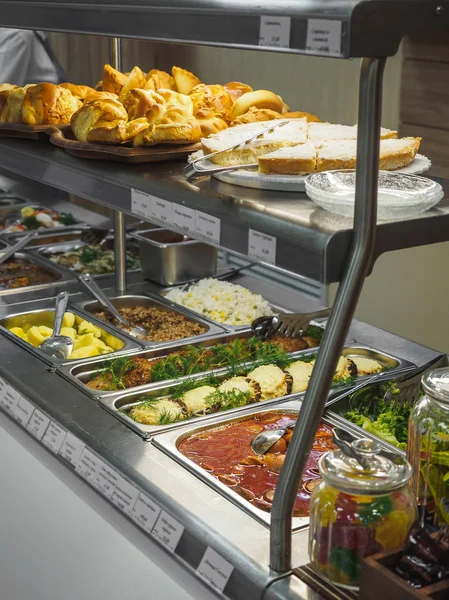 Cuisine cafetaria buffet met eten. Self-service food display showcase — Stockfoto