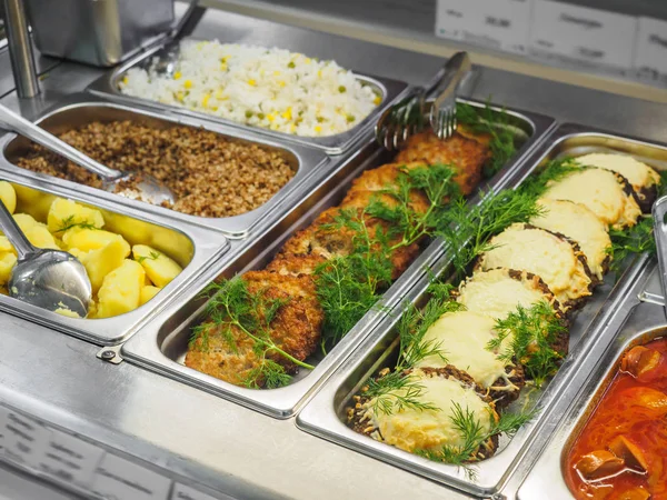 Yemekler içeren mutfak kafeterya büfesi. Self servis yemek vitrini
