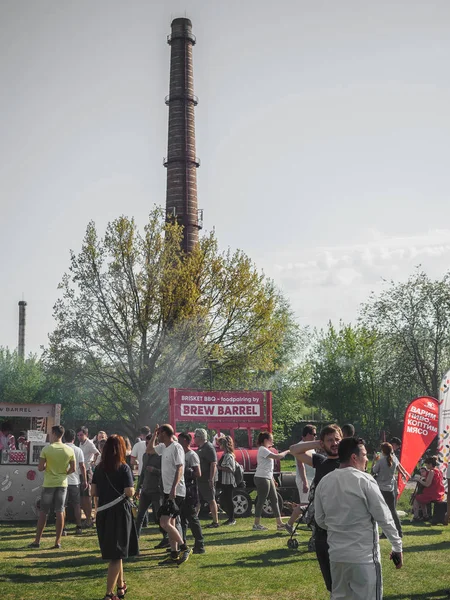 Kazań, Rosja-11 maja 2019. Festiwal grilla "Grill-Fest" w lesie Gorkinskoye-Ometyevsk — Zdjęcie stockowe