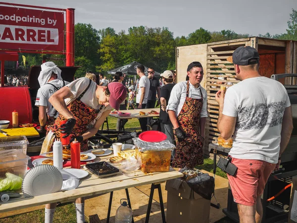 Kazań, Rosja-11 maja 2019. Festiwal grilla "Grill-Fest" w lesie Gorkinskoye-Ometyevsk — Zdjęcie stockowe