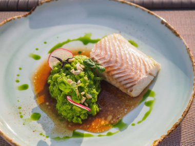 Fasulye püresi ile ızgara somon fileto balık eti