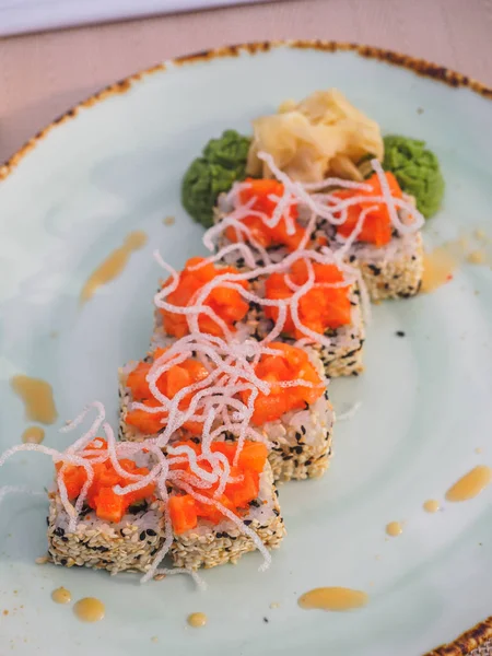 Restoran masada zencefil wasabi ile Sushi rulo — Stok fotoğraf