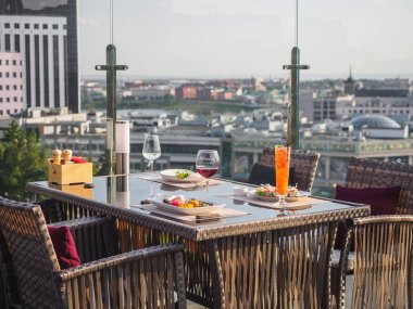 Modern şehir manzaralı çatı terasında Sky cafe