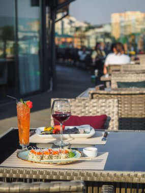 Modern şehir manzaralı çatı terasında Sky cafe