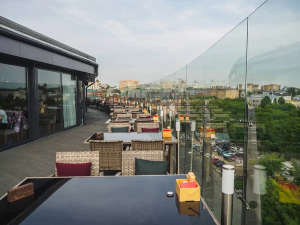 Скай-кафе на террасе на крыше с видом на современный город — стоковое фото
