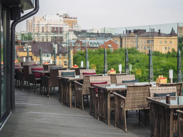 Kawiarnia Sky na tarasie na dachu z widokiem na nowoczesne miasto — Zdjęcie stockowe