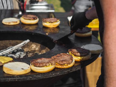 Grill Barbekü sokak festivali sığır eti ile hamburger yemek