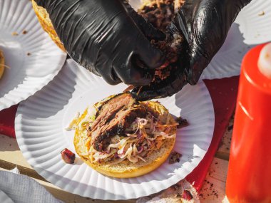 Yaz festivalinde coocking BBQ sığır Burger