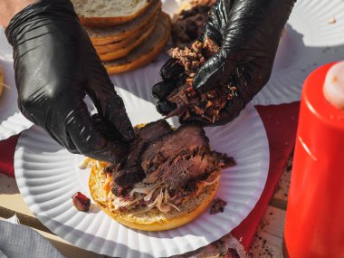 Yaz festivalinde coocking BBQ sığır Burger