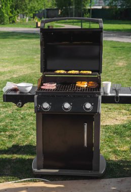 Grill Barbekü sokak festivali sığır eti ile hamburger yemek