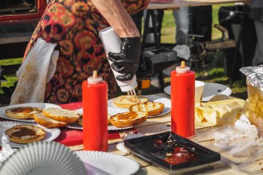 Yaz festivalinde coocking BBQ sığır Burger