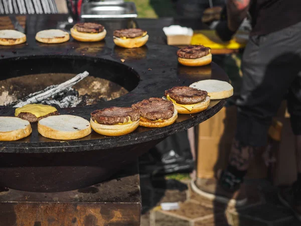 Gotowanie hamburgery z mięsa wołowego w Grill BBQ Street Festival — Zdjęcie stockowe