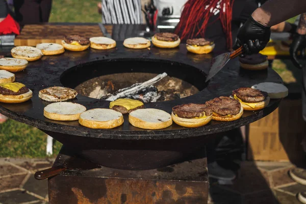 Gotowanie hamburgery z mięsa wołowego w Grill BBQ Street Festival — Zdjęcie stockowe