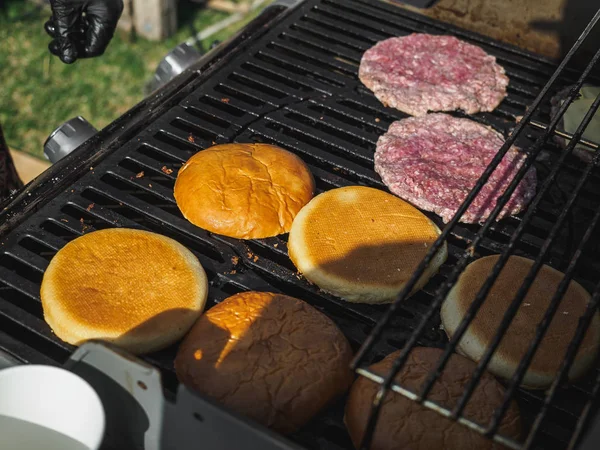 Cooking burgers with beef meat in grill bbq street festival — Stock Photo, Image