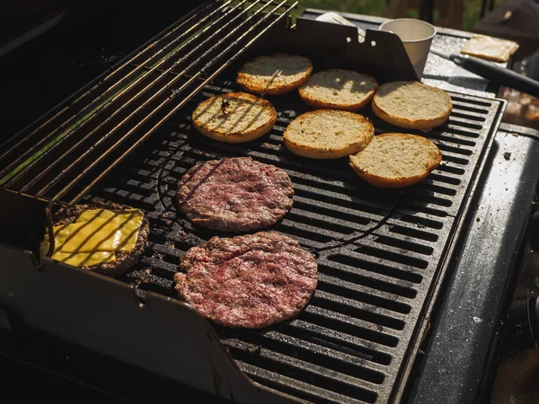 Matlagning hamburgare med nötkött kött i Grill BBQ Street Festival — Stockfoto