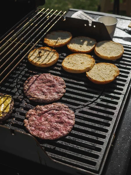 Hamburger di cucina con carne di manzo alla griglia bbq street festival — Foto Stock