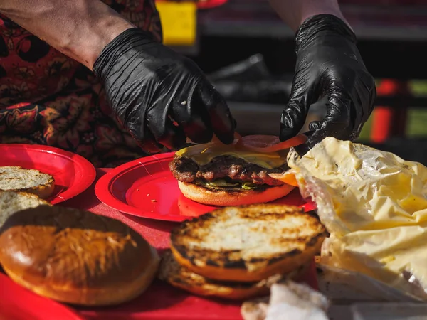 Coocking Grill wołowiny hamburgery w letnim festiwalu — Zdjęcie stockowe