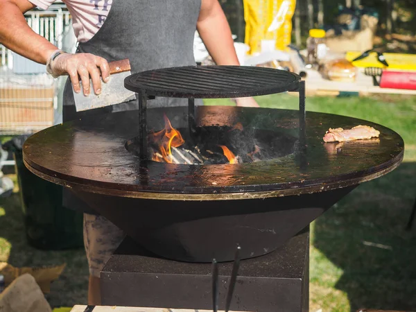Gotowanie grilla Grill wołowiny otwartego ognia w letnim festiwalu — Zdjęcie stockowe