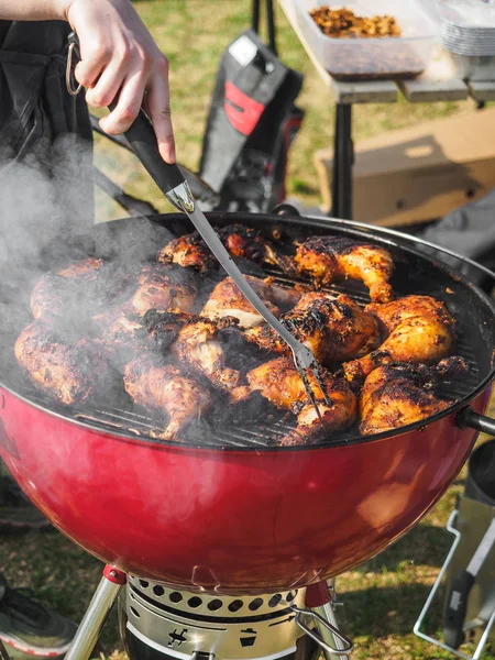 Barbekü Mangal festivalinde coocking tavuk bacaklar — Stok fotoğraf