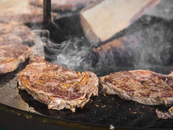 Cottura barbecue carne di manzo fuoco aperto nel festival estivo — Foto Stock