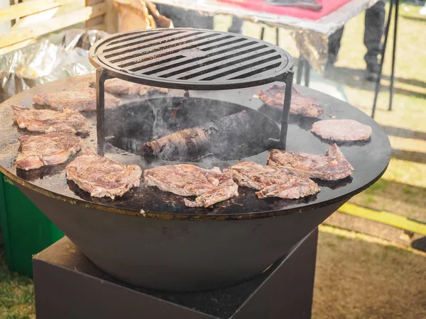 Gotowanie grilla Grill wołowiny otwartego ognia w letnim festiwalu — Zdjęcie stockowe