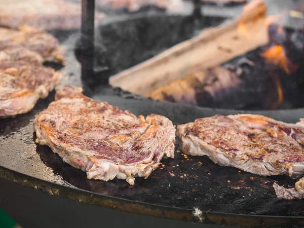 Matlagning BBQ Grill nötkött öppen eld i sommarfestival — Stockfoto