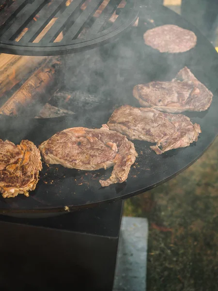 Gotowanie grilla Grill wołowiny otwartego ognia w letnim festiwalu — Zdjęcie stockowe