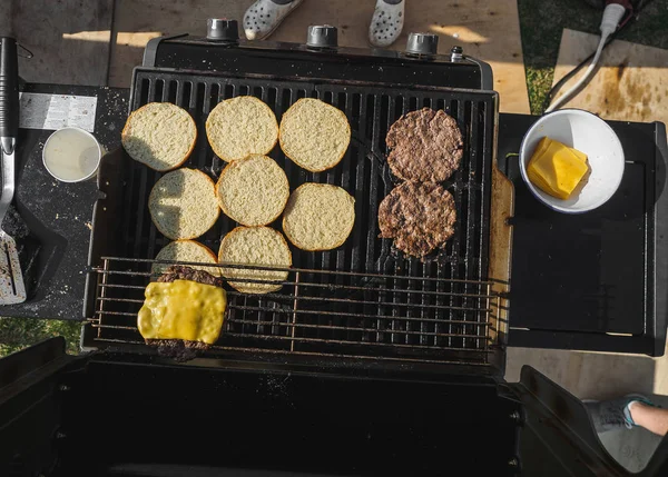 Gotowanie hamburgery z mięsa wołowego w Grill BBQ Street Festival — Zdjęcie stockowe