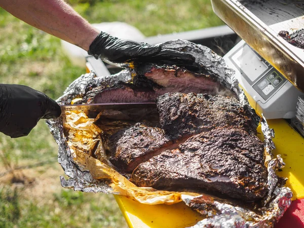 Brisket bbq smoked beef sliced in foil — Stock Photo, Image