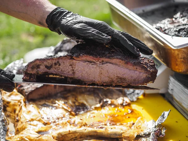 Brisket BBQ wędzona wołowina w plasterki w folii — Zdjęcie stockowe