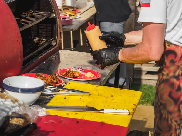 Coocking grillowanie mięsa w letnim parku festiwalowym na zewnątrz — Zdjęcie stockowe