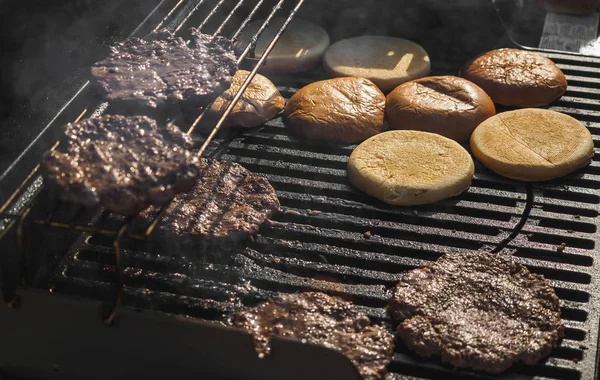 Cooking burgers with beef meat in grill bbq street festival — Stock Photo, Image