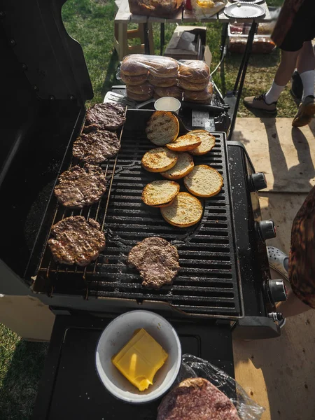 Cooking burgers with beef meat in grill bbq street festival — Stock Photo, Image