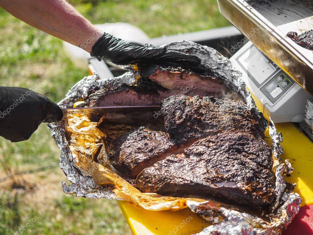 Brisket barbacoa carne ahumada en rodajas en papel de aluminio 2023